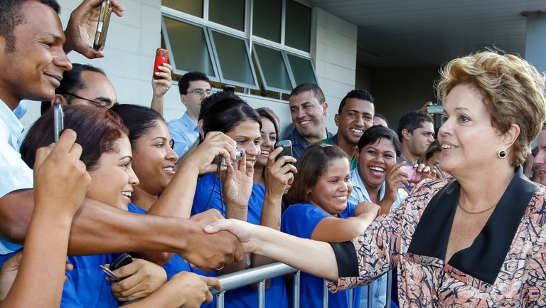  Presidenta Dilma Rousseff cumprimenta trabalhadores da Pacaluz após cerimônia de entrega de 1.640 unidades do Residencial Alterosa, no âmbito do Programa Minha Casa Minha Vida; entrega de ônibus escolares, no âmbito do Programa Caminho da Escola; e entrega de máquinas retroescavadeiras e motoniveladoras a prefeitos do estado. Ribeirão das Neves - MG, 16/04/2013