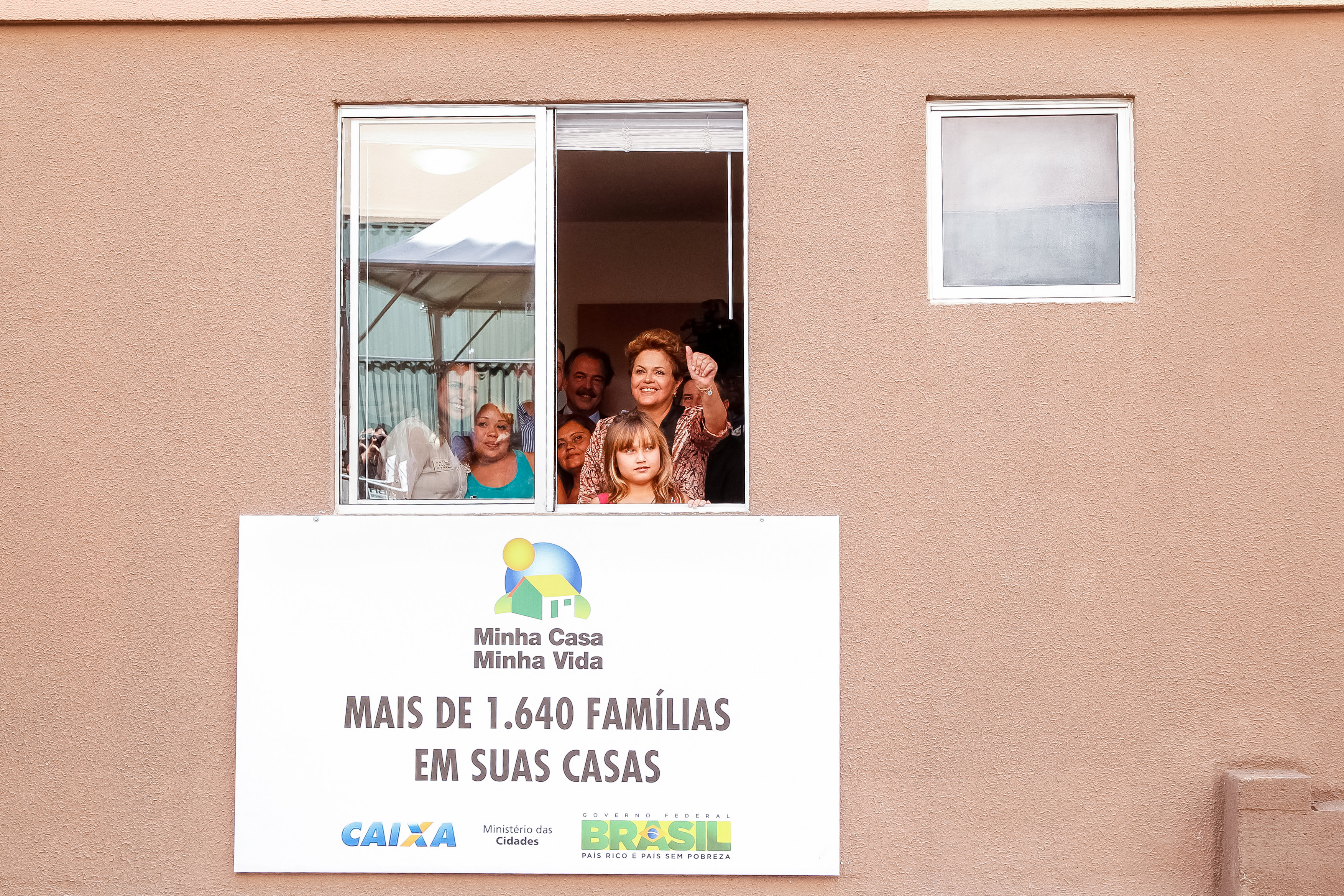 Presidenta Dilma Rousseff visita unidade habitacional entregue à senhora Adriana Patricia dos Santos na cerimônia de entrega de 1.640 unidades do Residencial Alterosa, no âmbito do Programa Minha Casa Minha Vida. Ribeirão das Neves - MG, 16/04/2013