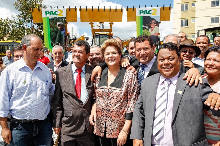 Presidenta Dilma Rousseff cumprimenta e posa para foto com Prefeitos durante cerimônia de entrega máquinas retroescavadeiras e motoniveladoras. Ribeirão das Neves-MG, 16/04/2013