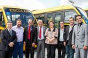 Presidenta Dilma Rousseff cumprimenta e posa para foto com Prefeitos durante cerimônia de entrega de ônibus escolares, no âmbito do Programa Caminho da Escola. Ribeirão das Neves - MG, 16/04/2013