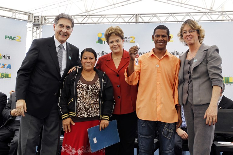 Presidenta Dilma Rousseff e a família do senhor José Carlos de Andrade, beneficiário de unidade habitacional do Programa Minha Casa Minha Vida dos residenciais Parque das Palmeiras I e II e Baviera. Betim - MG, 11/05/2012