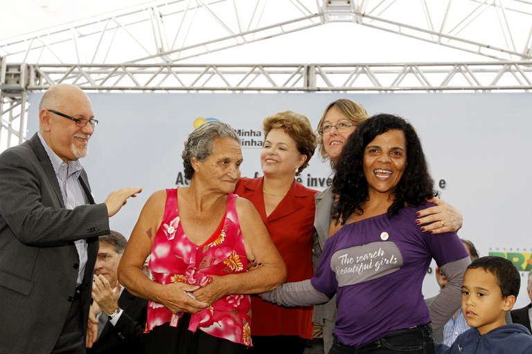 Presidenta Dilma Rousseff durante cerimônia de entrega das unidades habitacionais do Programa Minha Casa Minha Vida dos residenciais Parque das Palmeiras I e II e Baviera. Betim - MG, 11/05/2012