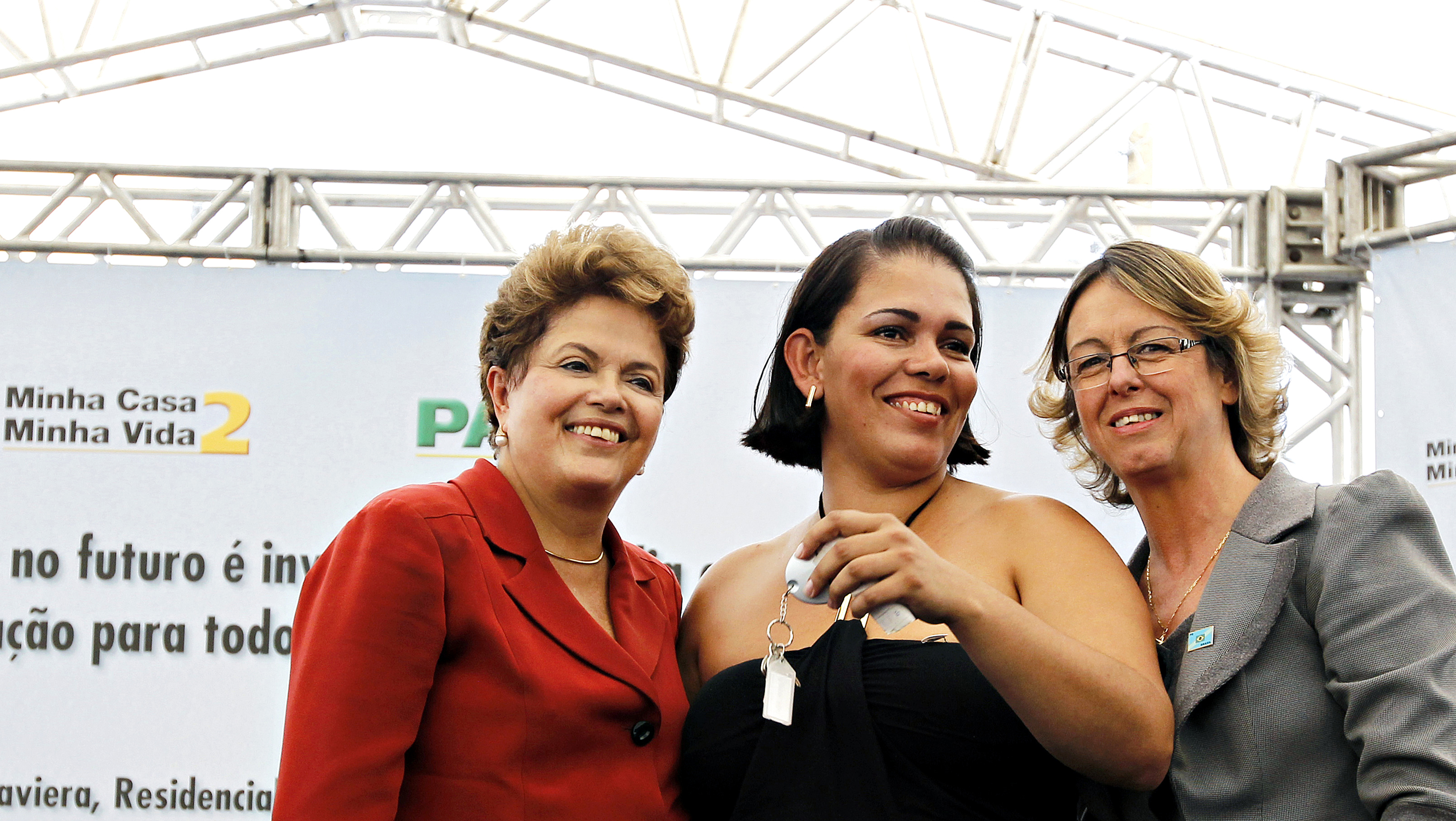 Presidenta Dilma Rousseff e a senhora Ana Paula Dieguez Monteiro, beneficiária de unidade habitacional do Programa Minha Casa Minha Vida dos residenciais Parque das Palmeiras I e II e Baviera. Betim - MG, 11/05/2012