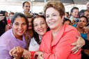 Presidenta Dilma Rousseff cumprimenta e tira foto populares após cerimônia de entrega de 300 ônibus escolares a 78 municípios do Mato Grosso do Sul, no âmbito do Programa "Caminho da Escola". Campo Grande - MS, 29/04/2013