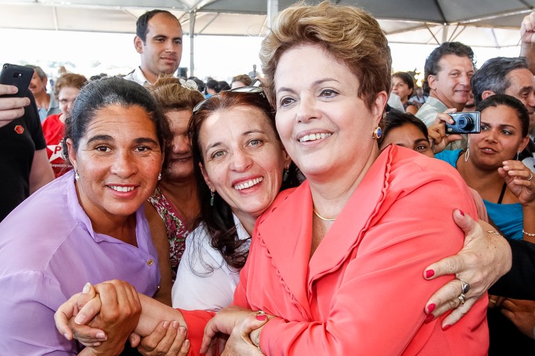 Presidenta Dilma Rousseff cumprimenta e tira foto populares após cerimônia de entrega de 300 ônibus escolares a 78 municípios do Mato Grosso do Sul, no âmbito do Programa "Caminho da Escola". Campo Grande - MS, 29/04/2013