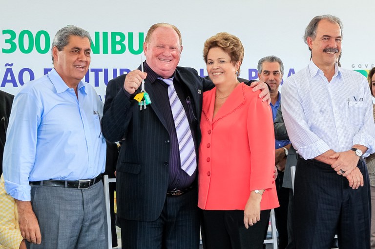 Presidenta Dilma Rousseff durante cerimônia de entrega de 300 ônibus escolares a 78 municípios do Mato Grosso do Sul, no âmbito do Programa "Caminho da Escola". Campo Grande - MS, 29/04/2013