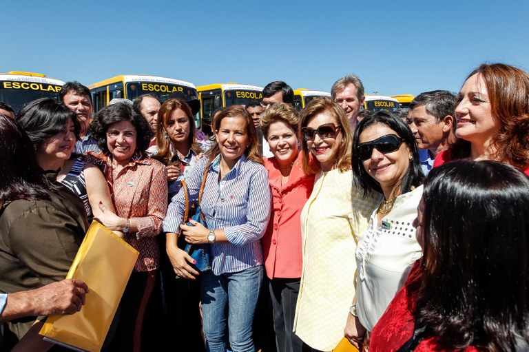 Presidenta Dilma Rousseff durante cerimônia de entrega de 300 ônibus escolares a 78 municípios do Mato Grosso do Sul, no âmbito do Programa "Caminho da Escola". Campo Grande - MS, 29/04/2013