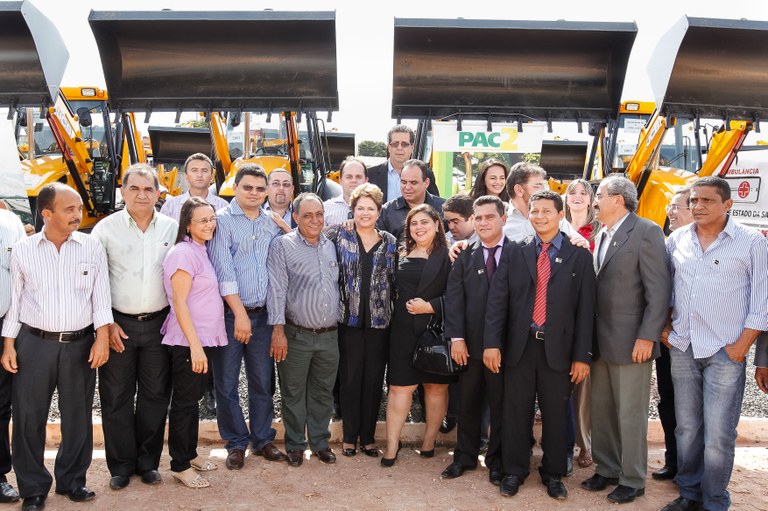 Presidenta Dilma Rousseff posa pra foto com prefeitos durante cerimônia de entrega de 400 Unidades Habitacionais do Residencial Bem Viver e 25 máquinas retroescavadeiras a municípios do Estado do Piauí. Teresina - PI, 18/01/2013