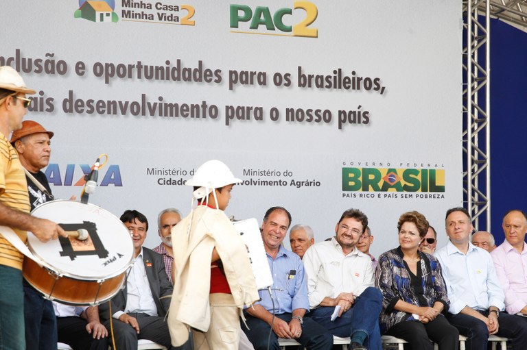 Presidenta Dilma Rousseff durante cerimônia de entrega de 400 Unidades Habitacionais do Residencial Bem Viver e 25 máquinas retroescavadeiras a municípios do Estado do Piauí. Teresina - PI, 18/01/2013