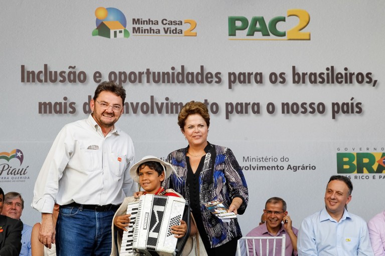 Presidenta Dilma Rousseff ao lado do Governador do Piauí, Wilson Martins posam para foto com Isaac do Acordeon durante cerimônia de entrega de 400 Unidades Habitacionais do Residencial Bem Viver e 25 máquinas retroescavadeiras a municípios do Estado do Piauí. Teresina - PI, 18/01/2013