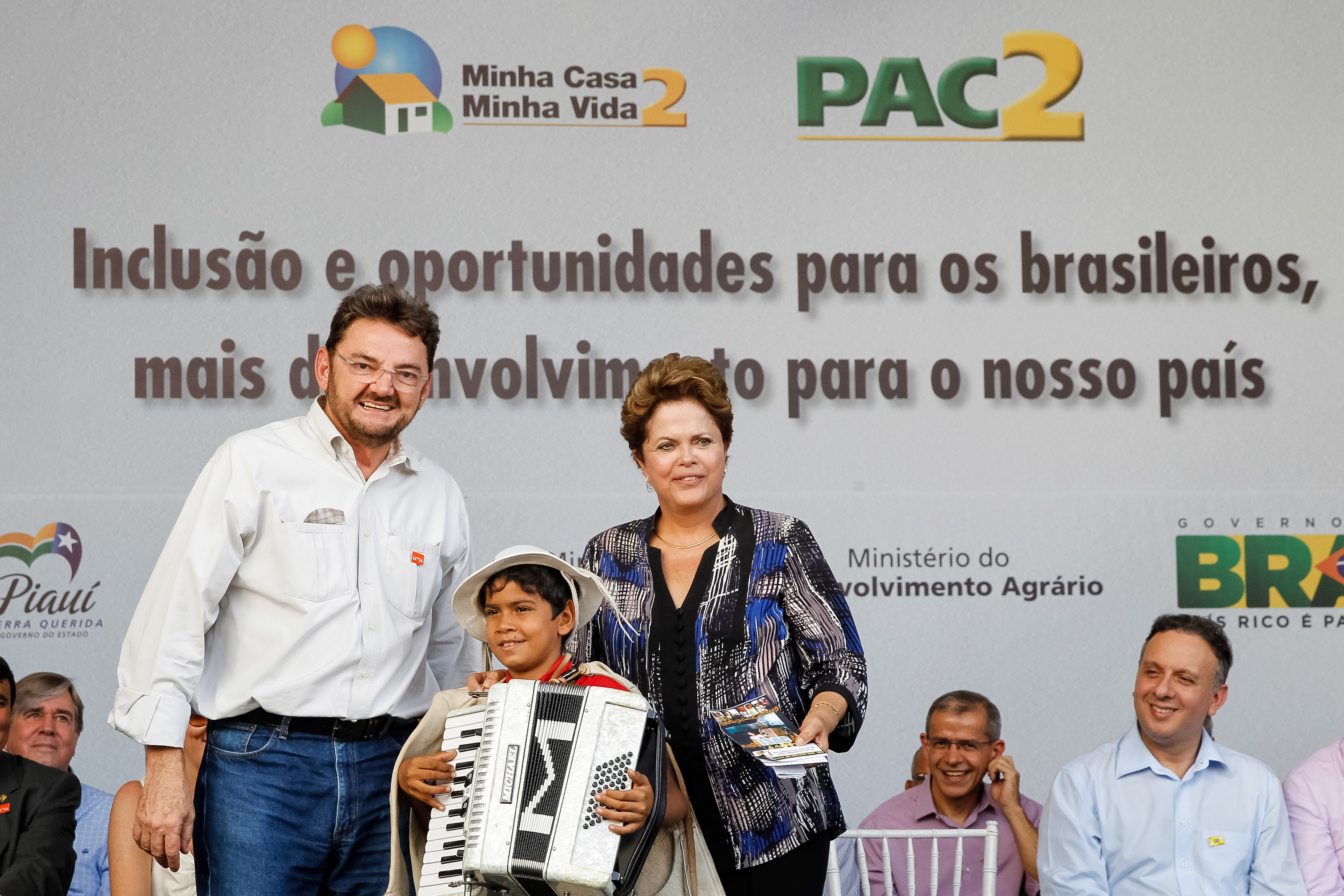 Presidenta Dilma Rousseff ao lado do Governador do Piauí, Wilson Martins posam para foto com Isaac do Acordeon durante cerimônia de entrega de 400 Unidades Habitacionais do Residencial Bem Viver e 25 máquinas retroescavadeiras a municípios do Estado do Piauí. Teresina - PI, 18/01/2013