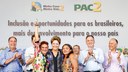 Presidenta Dilma Rousseff posa para foto com a família da senhora Rosa Maria Alves e Silva cerimônia de entrega de 400 Unidades Habitacionais do Residencial Bem Viver e 25 máquinas retroescavadeiras a municípios do Estado do Piauí. Teresina - PI, 18/01/2013