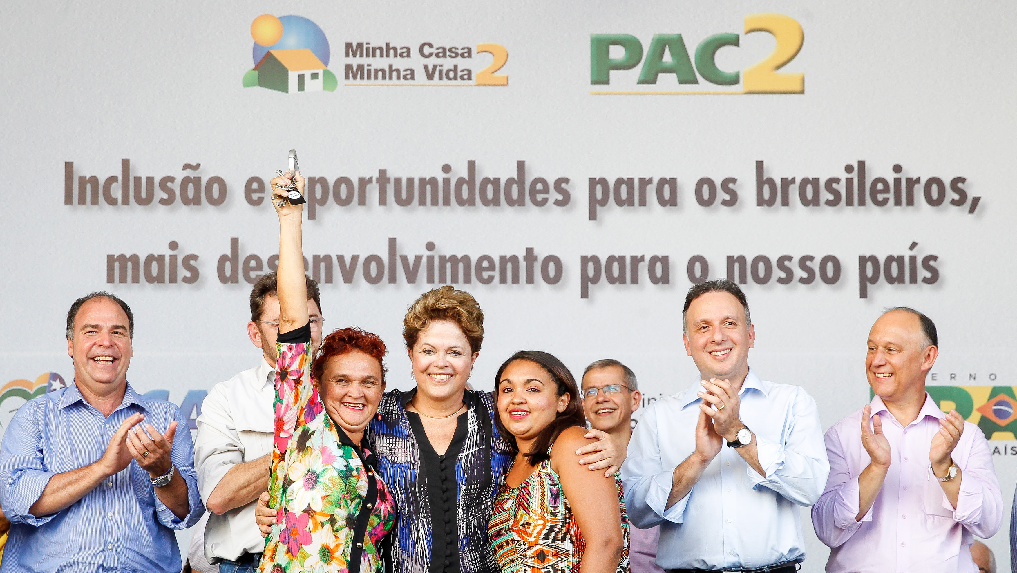 Presidenta Dilma Rousseff posa para foto com a família da senhora Rosa Maria Alves e Silva cerimônia de entrega de 400 Unidades Habitacionais do Residencial Bem Viver e 25 máquinas retroescavadeiras a municípios do Estado do Piauí. Teresina - PI, 18/01/2013