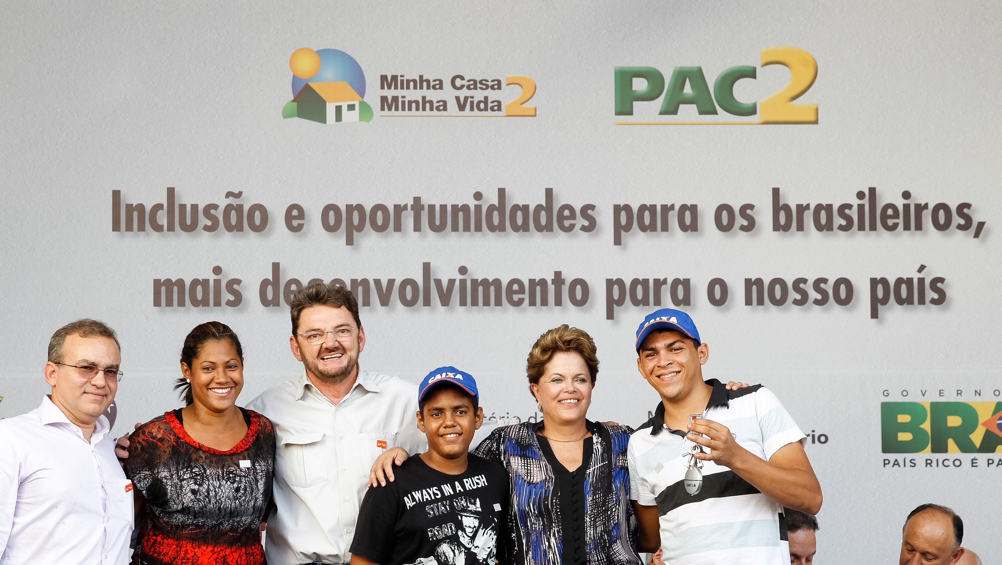 Presidenta Dilma Rousseff posa para foto com a família do senhor José Rodrigues de Lima Neto durante a cerimônia de entrega de 400 Unidades Habitacionais do Residencial Bem Viver e 25 máquinas retroescavadeiras a municípios do Estado do Piauí. Teresina - PI, 18/01/2013