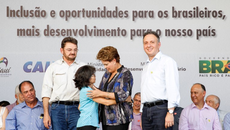 Presidenta Dilma Rousseff posa para foto com a senhora Francisca Lúcia Rufino durante a cerimônia de entrega de 400 Unidades Habitacionais do Residencial Bem Viver e 25 máquinas retroescavadeiras a municípios do Estado do Piauí. Teresina - PI, 18/01/2013