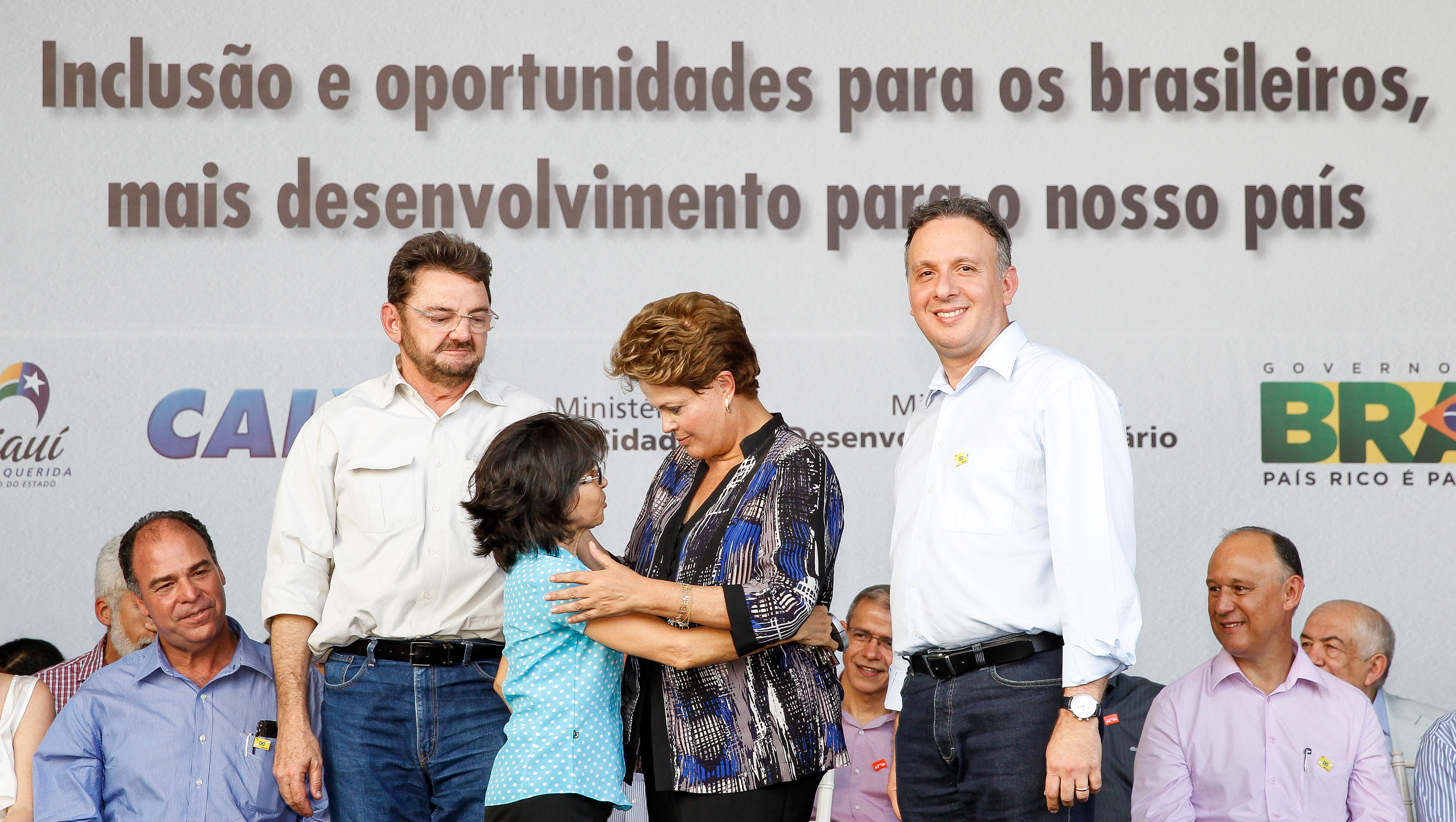 Presidenta Dilma Rousseff posa para foto com a senhora Francisca Lúcia Rufino durante a cerimônia de entrega de 400 Unidades Habitacionais do Residencial Bem Viver e 25 máquinas retroescavadeiras a municípios do Estado do Piauí. Teresina - PI, 18/01/2013