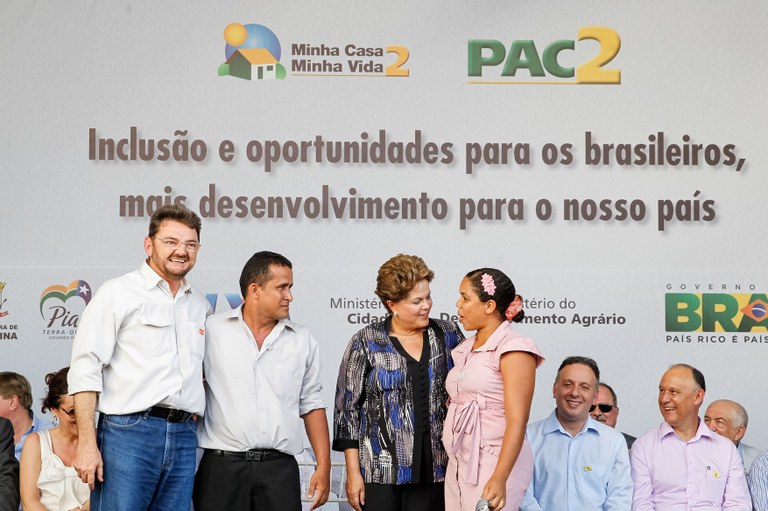 Presidenta Dilma Rousseff posa para foto com a família do senhor Francisco Edevando Leandro Lima durante a cerimônia de entrega de 400 Unidades Habitacionais do Residencial Bem Viver e 25 máquinas retroescavadeiras a municípios do Estado do Piauí. Teresina - PI, 18/01/2013