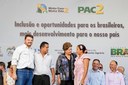 Presidenta Dilma Rousseff posa para foto com a família do senhor Francisco Edevando Leandro Lima durante a cerimônia de entrega de 400 Unidades Habitacionais do Residencial Bem Viver e 25 máquinas retroescavadeiras a municípios do Estado do Piauí. Teresina - PI, 18/01/2013
