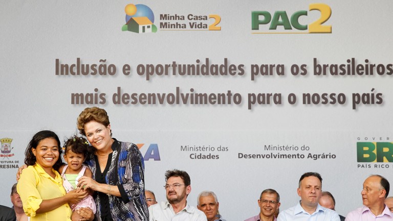 Presidenta Dilma Rousseff posa para foto com a família da senhora Francisca Jacinara da Rocha Silva durante a cerimônia de entrega de 400 Unidades Habitacionais do Residencial Bem Viver e 25 máquinas retroescavadeiras a municípios do Estado do Piauí. Teresina - PI, 18/01/2013