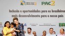 Presidenta Dilma Rousseff posa para foto com a família da senhora Francisca Jacinara da Rocha Silva durante a cerimônia de entrega de 400 Unidades Habitacionais do Residencial Bem Viver e 25 máquinas retroescavadeiras a municípios do Estado do Piauí. Teresina - PI, 18/01/2013