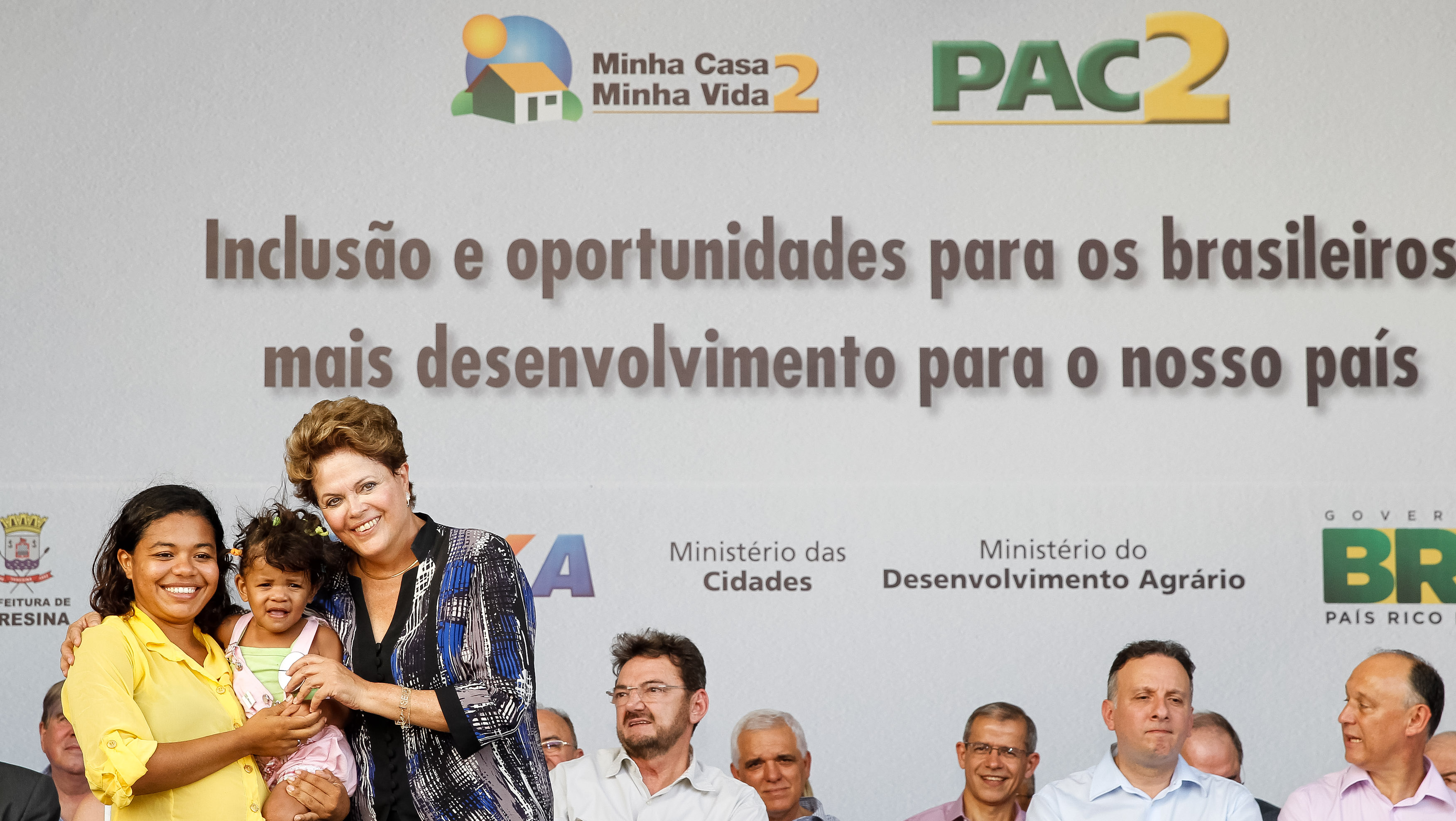 Presidenta Dilma Rousseff posa para foto com a família da senhora Francisca Jacinara da Rocha Silva durante a cerimônia de entrega de 400 Unidades Habitacionais do Residencial Bem Viver e 25 máquinas retroescavadeiras a municípios do Estado do Piauí. Teresina - PI, 18/01/2013