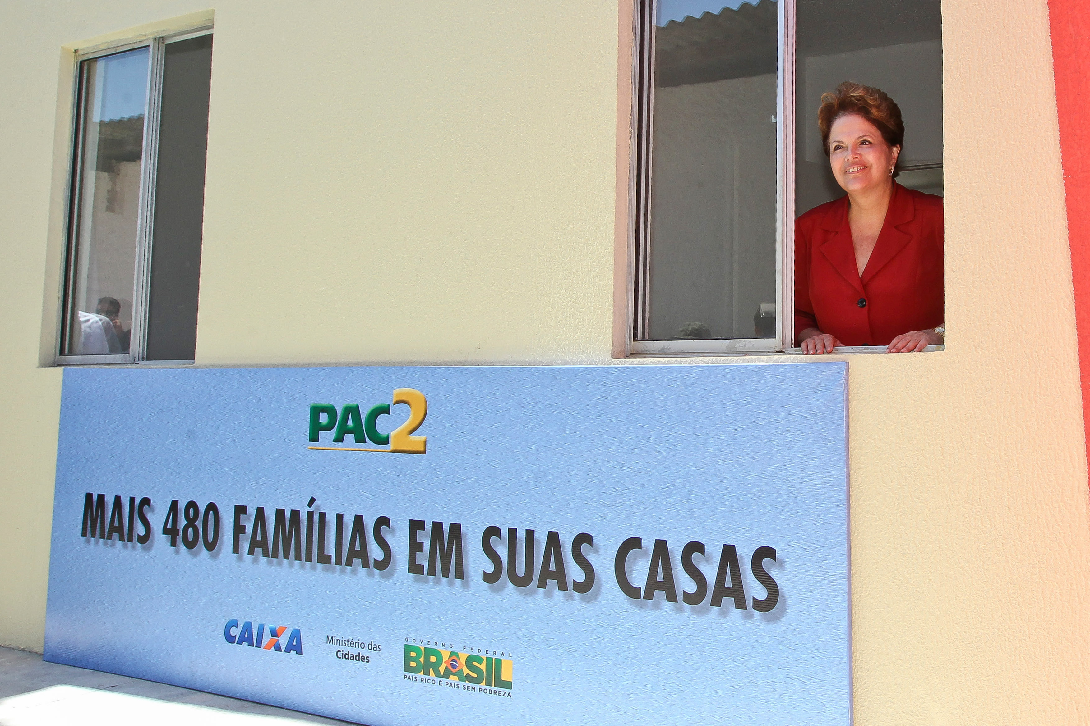 Presidenta Dilma Rousseff visita unidade habitacional do Conjunto Via Mangue durante entrega de 480 unidades. Recife - PE, 28/02/2012