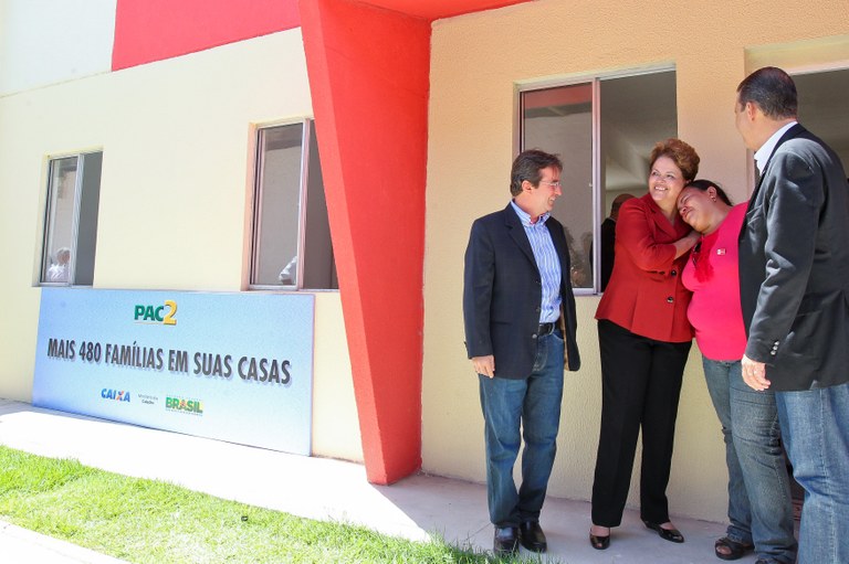 Presidenta Dilma Rousseff visita a casa da senhora Márcia Maria dos Santos, moradora do residencial II do Conjunto Habitacional Via Mangue. Recife - PE, 28/02/2012