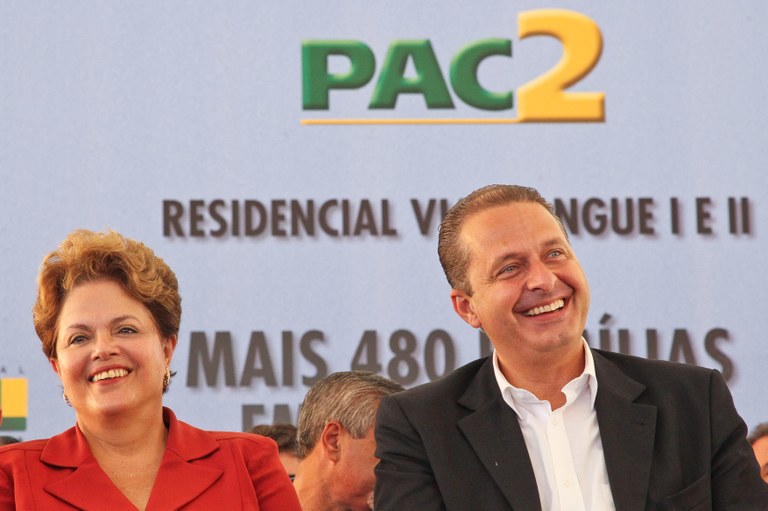  Presidenta Dilma Rousseff com o Governador Eduardo Campos durante entrega de 480 unidades habitacionais do Conjunto Habitacional Via Mangue. Recife - PE, 28/02/2012