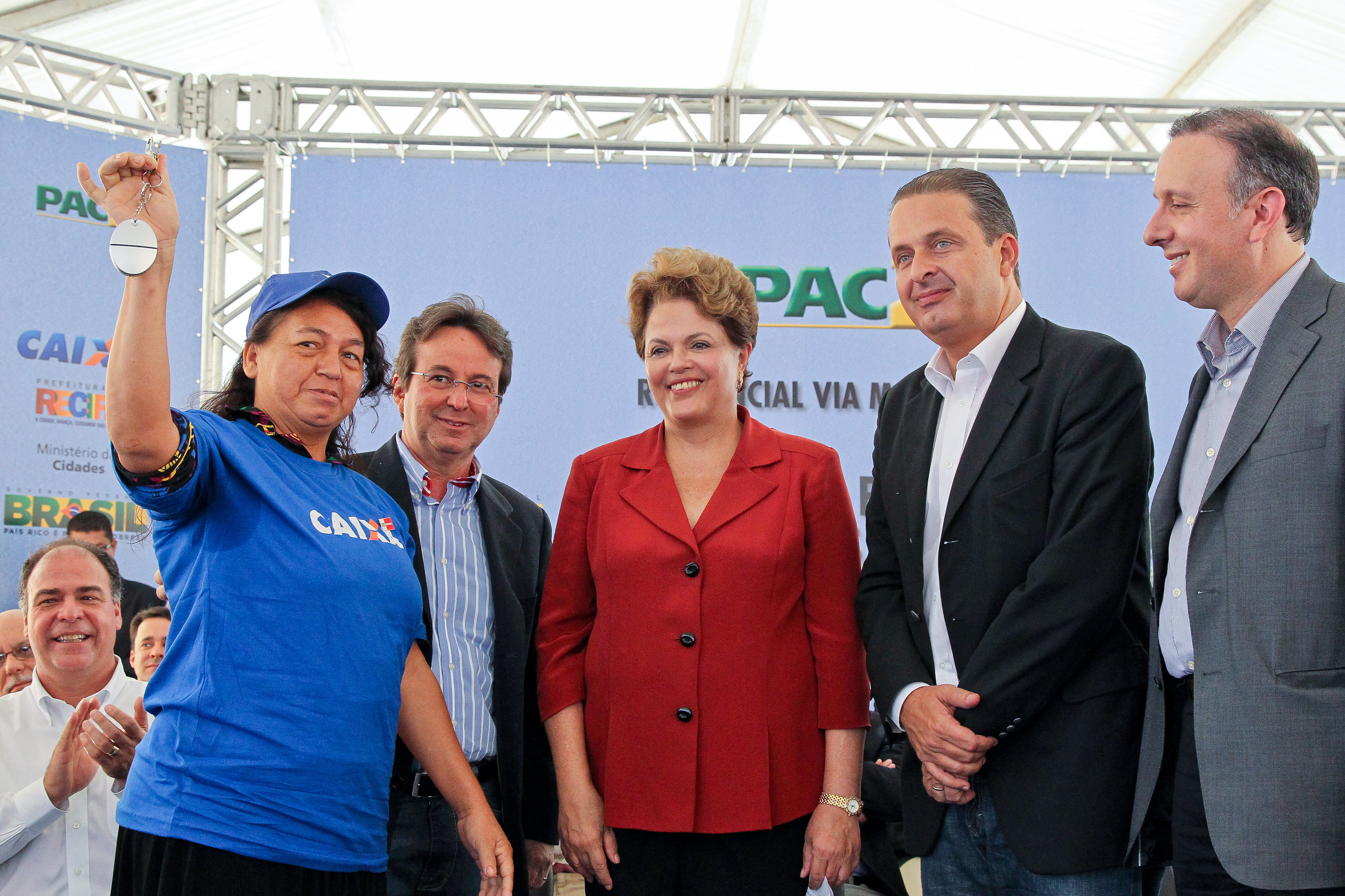 Presidenta Dilma Rousseff entrega as chaves à senhora Edenilza Maria da Silva na unidade habitacional do Conjunto Via Mangue durante entrega de 480 unidades. Recife - PE, 28/02/2012