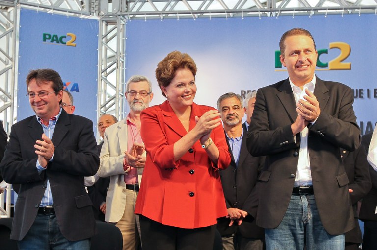 Presidenta com o governador Eduardo Campos e o Prefeito João da Costa durante cerimônia de entrega de 480 unidades do Conjunto Habitacional Via Mangue. Recife - PE, 28/02/2012