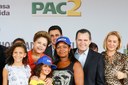Presidenta Dilma Rousseff e a senhora Maria Auxiliadora de Moraes e família, contemplada com uma residência, durante cerimônia de entrega de 638 unidades habitacionais do residencial Altos do Parque II, do programa Minha Casa Minha Vida. Cuiabá - MT, 24/04/2014