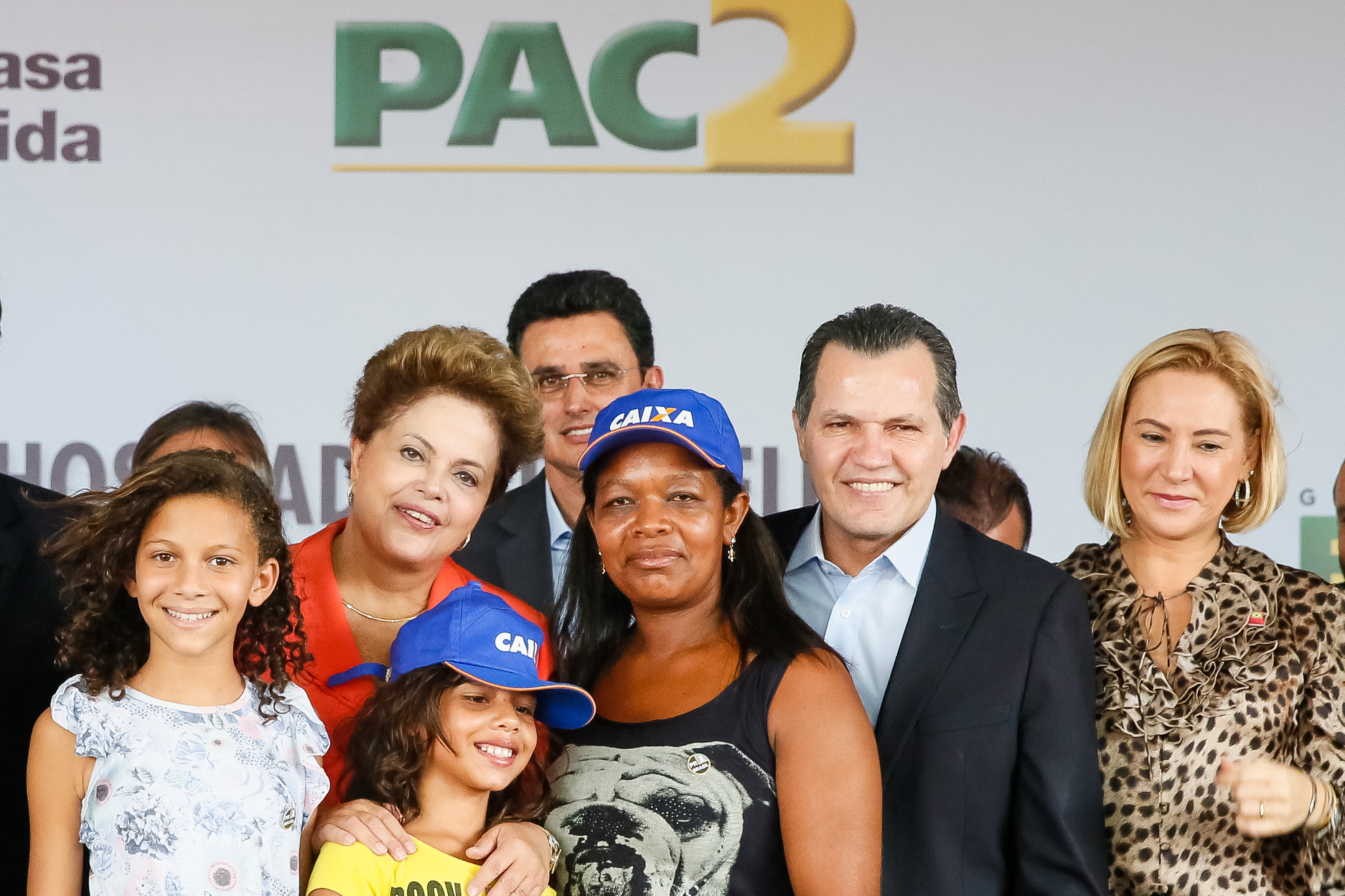 Presidenta Dilma Rousseff e a senhora Maria Auxiliadora de Moraes e família, contemplada com uma residência, durante cerimônia de entrega de 638 unidades habitacionais do residencial Altos do Parque II, do programa Minha Casa Minha Vida. Cuiabá - MT, 24/04/2014