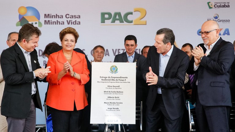 Presidenta Dilma Rousseff o governador de Mato Grosso, Silval Barbosa o prefeito de Cuiabá, Mauro Mendes e o presidente da caixa econômica federal, Jorge Hereda, durante cerimônia de entrega de 638 unidades habitacionais do residencial Altos do Parque II, do programa Minha Casa Minha Vida. Cuiabá - MT, 24/04/2014 Presidenta Dilma Rousseff o governador de Mato Grosso, Silval Barbosa o prefeito de Cuiabá, Mauro Mendes e o presidente da caixa econômica federal, Jorge Hereda, durante cerimônia de entrega de 638 unidades habitacionais do residencial Altos do Parque II, do programa Minha Casa Minha Vida. Cuiabá - MT, 24/04/2014