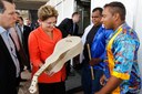 Presidenta Dilma Rousseff assiste a apresentaçao dos músicos Alexandre Paes de Oliveira e Vilson dos Santos e recebe de presente a viola de cocho e o ganzá, durante cerimônia de entrega de 638 unidades habitacionais do residencial Altos do Parque II, do programa Minha Casa Minha Vida. Cuiabá - MT, 24/04/2014