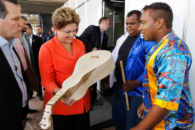 Presidenta Dilma Rousseff assiste a apresentaçao dos músicos Alexandre Paes de Oliveira e Vilson dos Santos e recebe de presente a viola de cocho e o ganzá, durante cerimônia de entrega de 638 unidades habitacionais do residencial Altos do Parque II, do programa Minha Casa Minha Vida. Cuiabá - MT, 24/04/2014 Presidenta Dilma Rousseff assiste a apresentaçao dos músicos Alexandre Paes de Oliveira e Vilson dos Santos e recebe de presente a viola de cocho e o ganzá, durante cerimônia de entrega de 638 unidades habitacionais do residencial Altos do Parque II, do programa Minha Casa Minha Vida. Cuiabá - MT, 24/04/2014