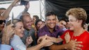Presidenta Dilma Rousseff cumprimenta populares durante cerimônia de entrega de 747 unidades habitacionais dos Residenciais Pérola VI e VII e Ajuricaba, do Programa Minha Casa Minha Vida. Boa Vista-RR, 07/08/2015
