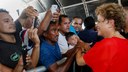  Presidenta Dilma Rousseff cumprimenta populares durante cerimônia de entrega de 747 unidades habitacionais dos Residenciais Pérola VI e VII e Ajuricaba, do Programa Minha Casa Minha Vida. Boa Vista-RR, 07/08/2015
