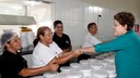 Presidenta Dilma Rousseff cumprimenta funcionários da Escola Municipal Caroline Campelo durante a cerimônia de entrega de certificados aos formandos dos cursos do Programa Nacional de Acesso ao Ensino Técnico e ao Emprego - Pronatec. Palmas - TO, 19/12/2012