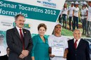 Presidenta Dilma Rousseff posa para foto com aluno Willian Soares Freitas estudando do curso de Fruticultura durante a cerimônia de entrega de certificados aos formandos dos cursos do Programa Nacional de Acesso ao Ensino Técnico e ao Emprego - Pronatec. Palmas - TO, 19/12/2012