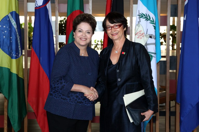  Presidenta Dilma Rousseff cumprimenta a embaixadora da Eslovênia, Milena Smit, durante cerimônia de entrega de credenciais no Palácio Itamaraty. Brasília-DF, 12/08/2011 