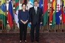 Presidenta Dilma Rousseff posa para foto com o embaixador de Belarus, Leonid Fiódorovich Krupéts, durante cerimônia de entrega de credenciais no Palácio Itamaraty. Brasília-DF, 12/08/2011
