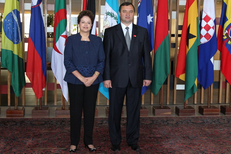 Presidenta Dilma Rousseff posa para foto com o embaixador de Belarus, Leonid Fiódorovich Krupéts, durante cerimônia de entrega de credenciais no Palácio Itamaraty. Brasília-DF, 12/08/2011