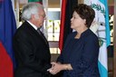 Presidenta Dilma Rousseff cumprimenta o embaixador do Equador, Horácio Sevilla Borja, durante cerimônia de entrega de credenciais no Palácio Itamaraty. Brasília-DF, 12/08/2011
