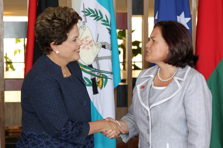 Presidenta Dilma Rousseff cumprimenta a embaixadora da União Europeia, Ana Paula Baptista Grade Zacarias, durante cerimônia de entrega de credenciais no Palácio Itamaraty. Brasília-DF, 12/08/2011