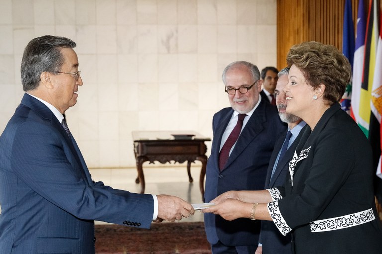 Presidenta Dilma Rousseff recebe credenciais do Sr. Bakytzhan Ordabayev, embaixador da República do Cazaquistão durante cerimônia no Palácio Itamaraty. Brasília - DF, 23/01/2013