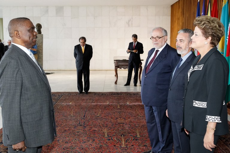Presidenta Dilma Rousseff recebe credenciais do Sr. Louis Sylvain-Goma, embaixador da República do Congo durante cerimônia no Palácio Itamaraty. Brasília - DF, 23/01/2013