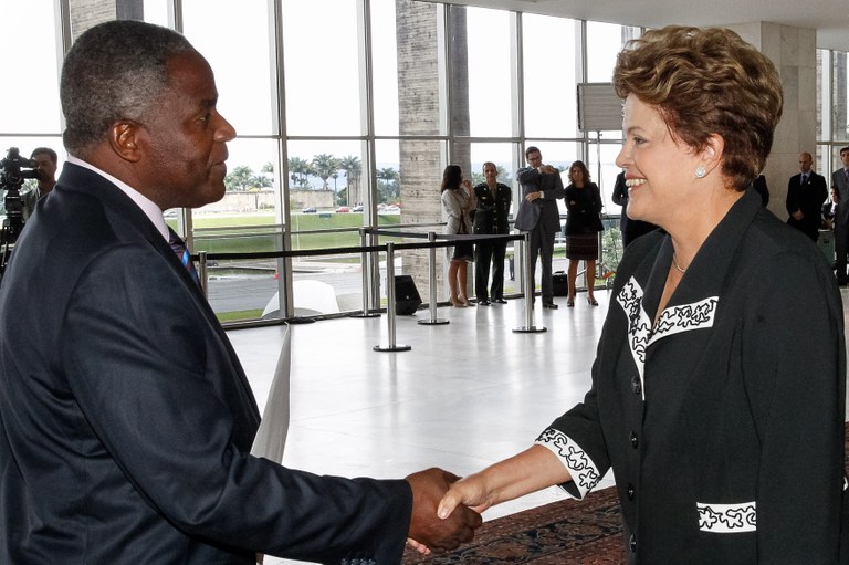 Presidenta Dilma Rousseff recebe credenciais do Sr. Manuel Tomás Lubisse, embaixador da República de Moçambique durante cerimônia no Palácio Itamaraty. Brasília - DF, 23/01/2013
