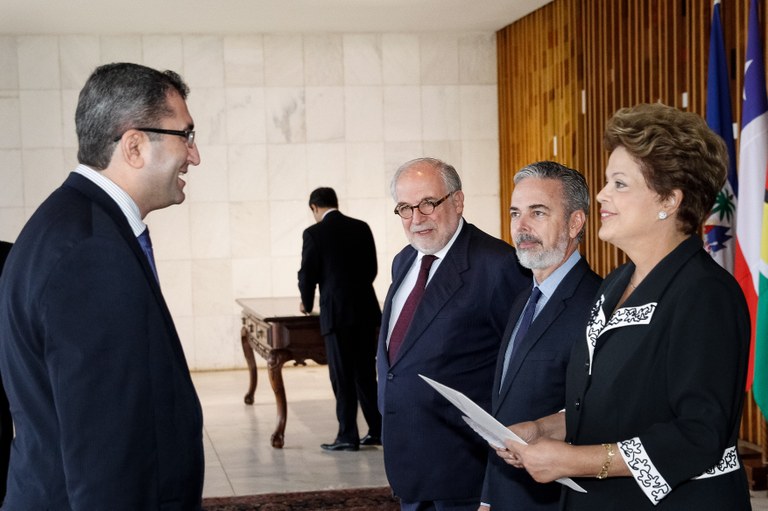 Presidenta Dilma Rousseff recebe credenciais do Sr. Elnur Sultanov, embaixador da República do Azerbaijão, durante cerimônia no Palácio Itamaraty. Brasília - DF, 23/01/2013