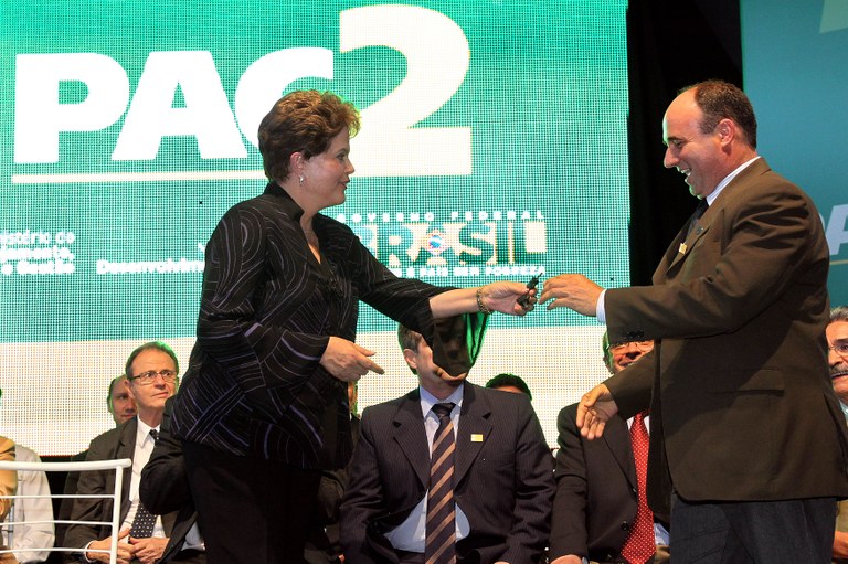Presidenta Dilma Rousseff durante entrega de chaves de máquina retroescavadeira ao Senhor José Nunes, Prefeito da cidade de São Lourenço do Sul. Porto Alegre-RS, 13/12/2011