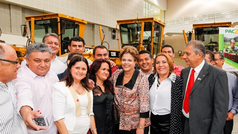 Presidenta Dilma Rousseff posa para foto com prefeitos durante cerimônia de entrega de máquinas retroescavadeiras e motoniveladoras. Fortaleza - CE, 02/04/2013
